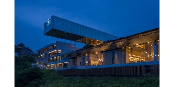 50米寬的巨大水鏡，郎酒莊園敬天臺