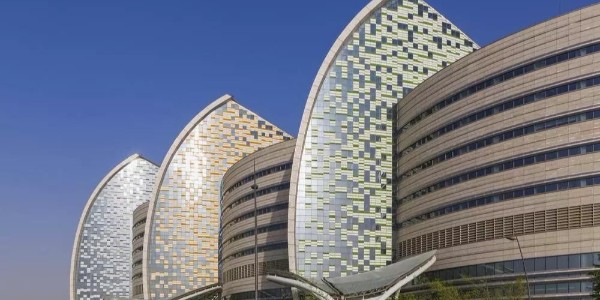 老外的醫(yī)院建筑設計，一個巨大的、帆狀的中庭！！