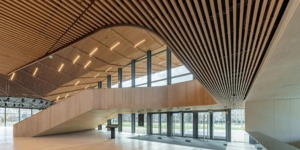 新的、多功能劇院建筑