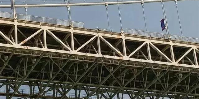 重慶大巴墜江怪防護(hù)欄桿？設(shè)計(jì)、施工企業(yè)表示“這個(gè)鍋不背”！