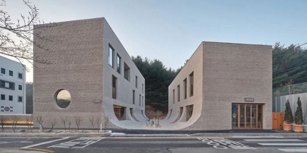 咖啡館混凝土磚外墻流入中央庭院，簡(jiǎn)潔張力