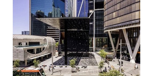 阿賈耶新作，一個黑色穿孔大雨棚